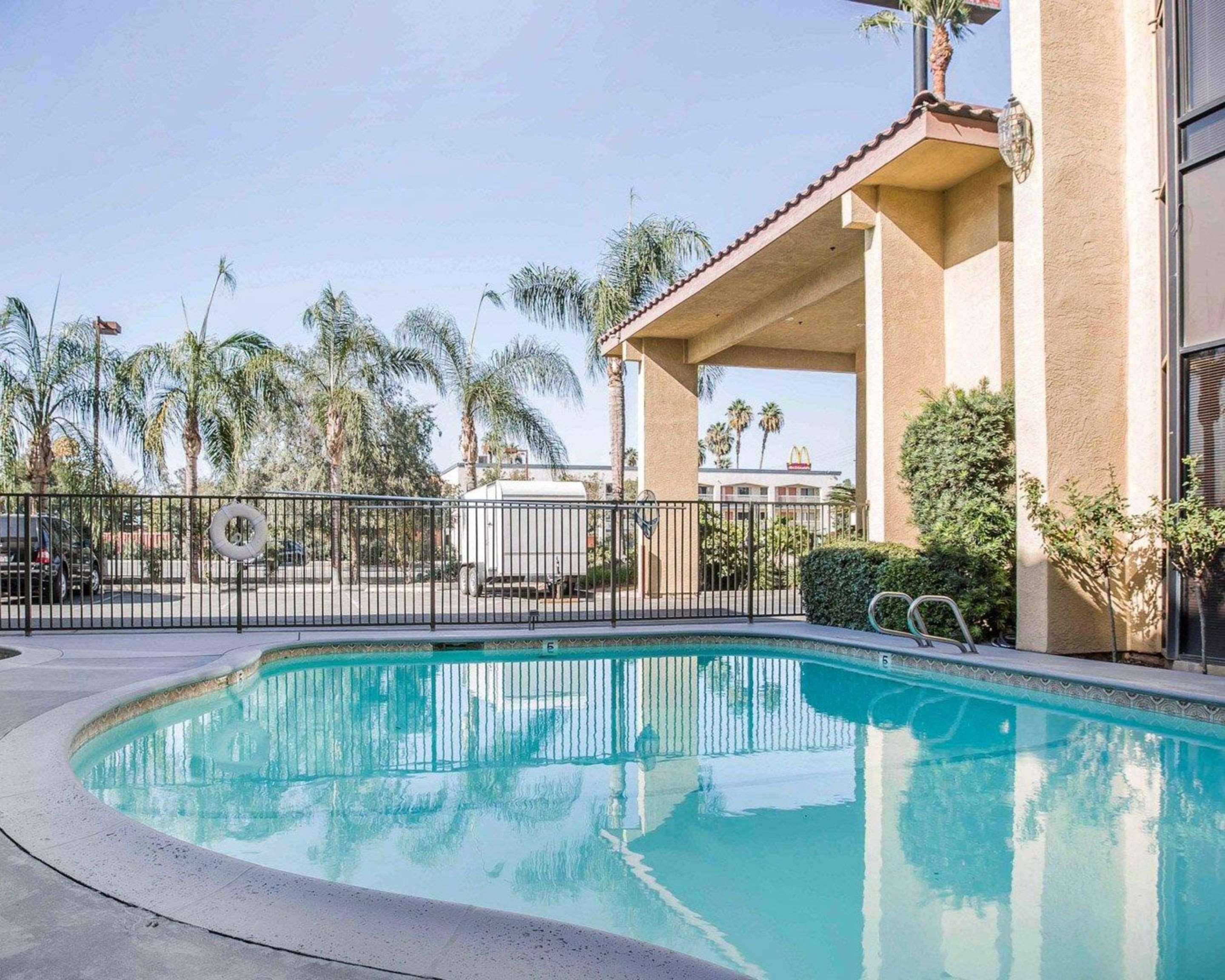 California Inn And Suites Bakersfield Exterior photo